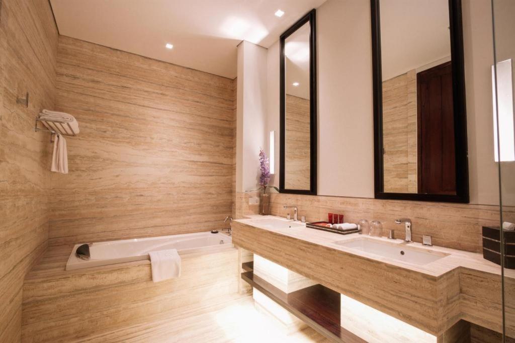 Bumi Segah Hotel Tanjung Redep Exteriör bild