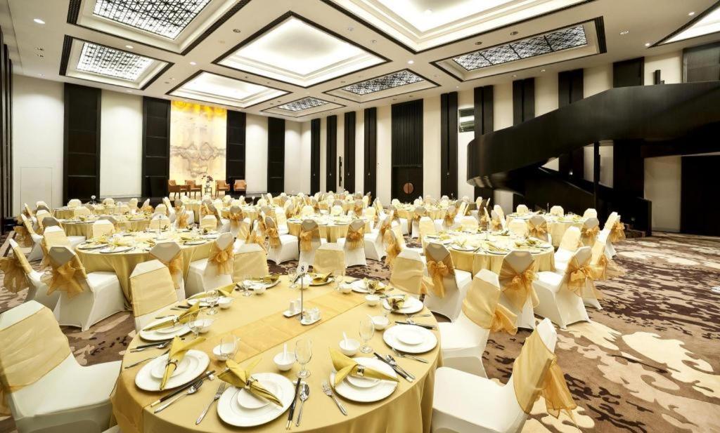 Bumi Segah Hotel Tanjung Redep Exteriör bild